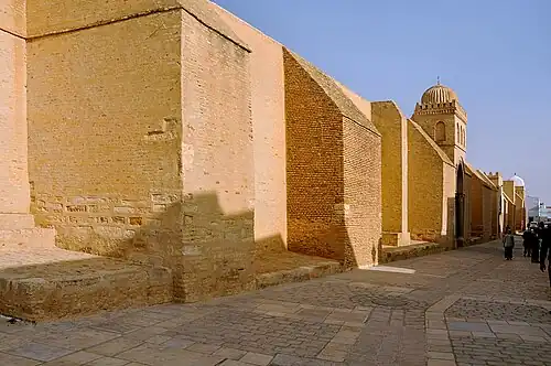 أكتاف الجانب الغربي من مسجد عقبة بالقيروان ، تونس