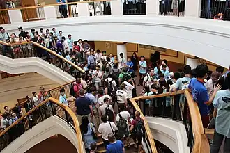 حاضرون يغادرون عقب حفل ختام ويكيمانيا 2013.