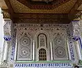 على الجدار الخارجي للضريح، نافذة مشوية على القبر، حيث يمكن الصلاة على مولاي إدريس الثاني.