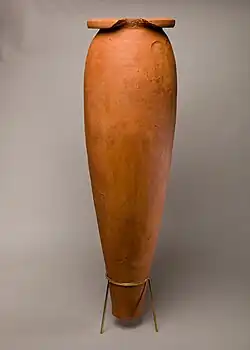 جرة النبيذ.