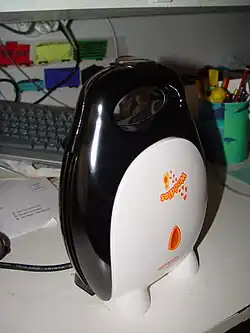 صانعة الوافل على شكل بطريق (Waffle Iron او Waffle Maker).