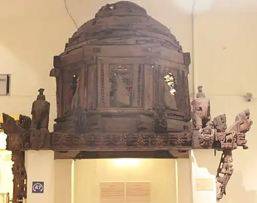 منحوتة مندب في معرضالمنحوتات الخشبية.