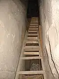 الوصول إلى الدرج إلى غرفة النوم السفلية