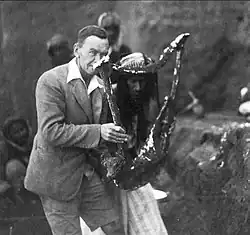 ليونارد وولي يحمل القالب الجصي المتصلب لقيثارة الملكة السومرية، 1922