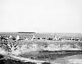 إعادة تمثيل للقوات الأمريكية المحاصرة لقبائل لاكوتا في الركبة الجريحة عام (1913).