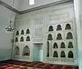 المواقد والخزانة بإحدى الغُرف الأربعة الصغيرة بالجامع.