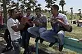 بعض الشباب المصريين يحتفلون في عيد الفطر بالغناء في إحدى الحدائق العامة.