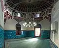 المقصورة السلطانية تحت القبة بالطابق العلوي.