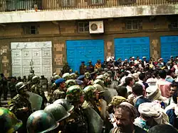 الأمن والمتظاهرين في ساحة التغيير 12 مارس 2011