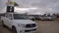 سيارات من نوع تويوتا هايلكس وغيرها من المركبات التابعة وحدات حماية الشعب الكردية  بالقرب من مدينة الطبقة (الثورة) في 9 أبريل 2017.