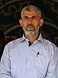 خطان أبيضان يمتدان من زوايا مستطيل أزرق يتقاطعان في منتصفه