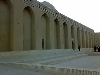 حوض الجليد بجانب الياخجال في ميبد في إيران