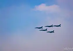 بنغلاديش ياكوفليف ياك 130 من القوات الجوية البنغلاديشية  تطير فوق أرض العرض الوطني أثناء  يوم النصر في بنغلاديش (2016)