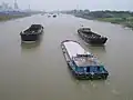 Self-propelled barges on the القناة الصينية الكبرى بالقرب من يانغتشو، جيانغسو، جمهورية الصين الشعبية