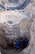 مقطع رأسي في البئر المكتشفة. شعر هجولان