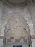 الجزء الداخلي، به نقوش باهتة وأسلوب بناء على طراز الحجر الأبلق