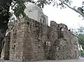 منظر خلفي من الجنوب الشرقي مع سلالم تؤدي إلى السطح