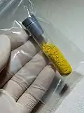 أنبوب اختبار به حبيبات كعكة صفراء