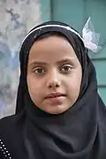 بنت يمنية ترتدي طرحة