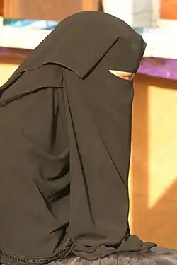 امرأة ترتدي النقاب