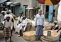 رجال وأولاد يمنيون يرتدون الإزار.