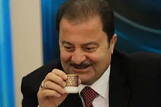 خطان أبيضان يمتدان من زوايا مستطيل أزرق يتقاطعان في منتصفه