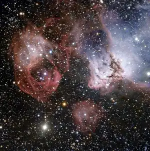 Aufnahme des المقاريب العظيمة; links, oberhalb der Bildmitte NGC&nbsp;2035, rechts NGC&nbsp;2032